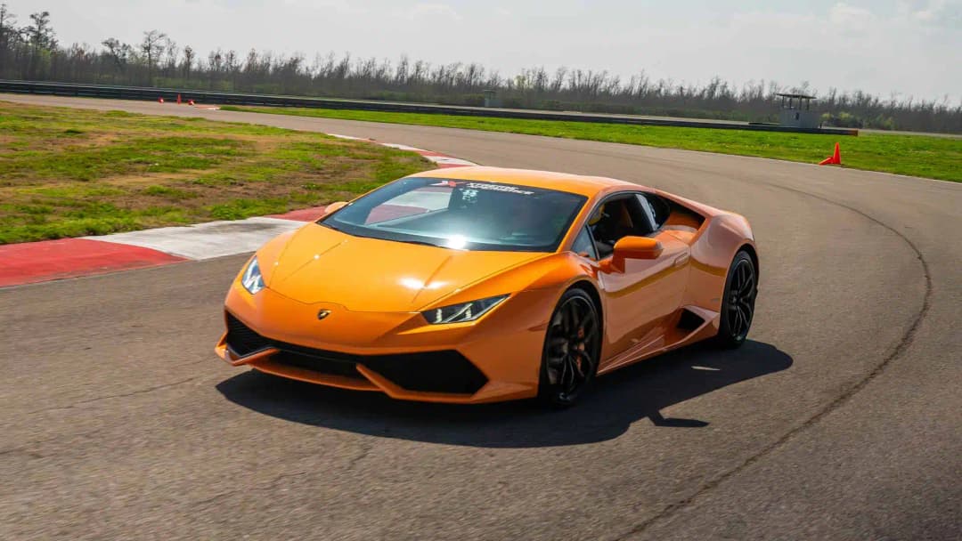 Lamborghini Huracan LP610-4 on track